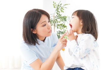 手を取る歯科衛生士